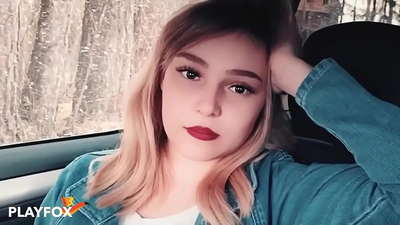 Seksikäs babe iloisesti imee alennuskorttia